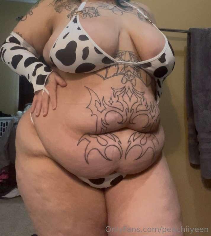 Wanted to show of my new cow bikini 💕 