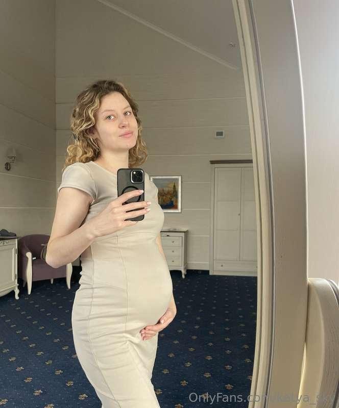 #advertising@natasy@natasy
This cute pregnant girl wants to ..