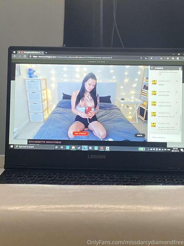 I’m going to go live on Suicide girls at 12pm PST 💋