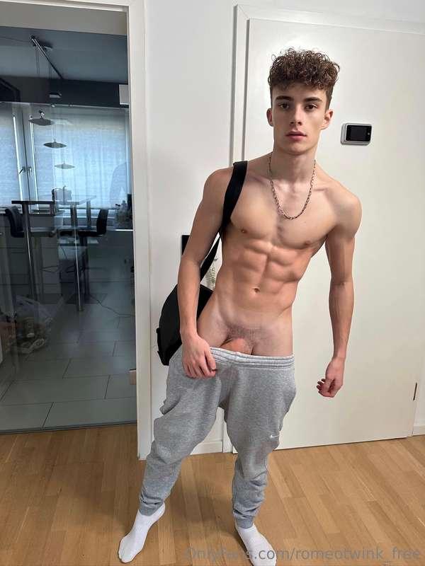 ⭐️Check out my exclusive page @romeo_twink ⭐️ Full naked and..
