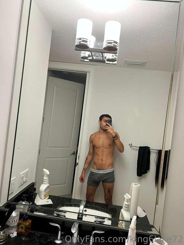 Who trynna see us fuk some pussy