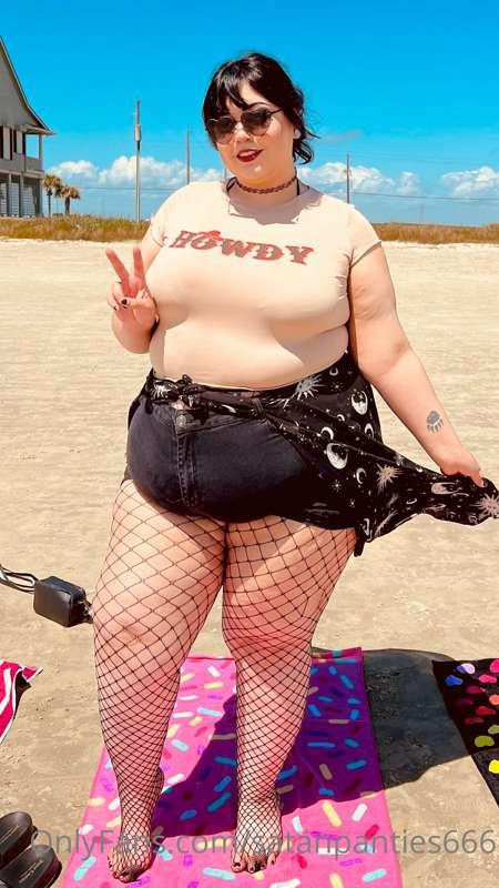 It’s the Beach Episode ☀️🌊🏖 ⛱✨
EMO TEXAN EDITION 🖤⛓🩸🕷🤠

Ther..