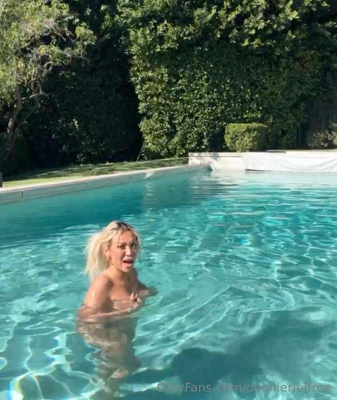 A girls two moods while skinny dipping.... FUCK THAT'S COLD ..