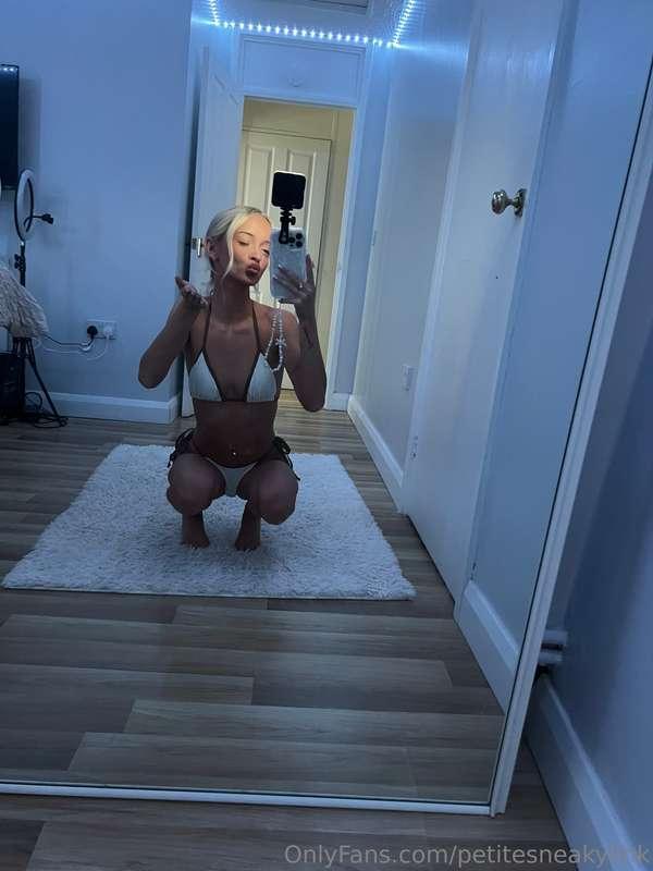 My lips give kiss and a little more 👅💋💦 If you want to see t..