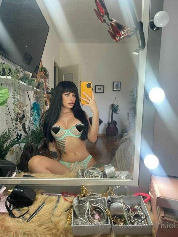 Ciao tesori🖤
Ho pronte molte novità per voi 😈💦
Intanto lasci..