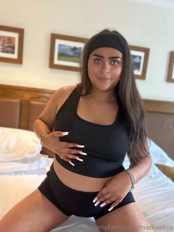 Won’t you join me on the bed…? 💦👀