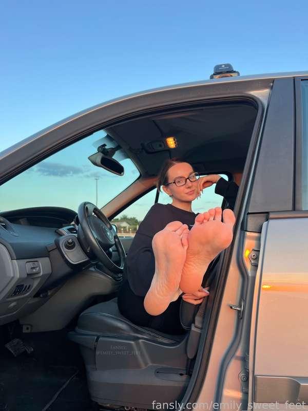 You had a choice to enjoy the sunset or my feet in the rays of the setting sun and I see that you made the right decision🌅🦶🏻❤️

 #fyp #soles #toes #pedicure #footfetish #footjob #legs #sexy #arches #fetish #worship #selfworship #soft #emilysweetfeet #ff #feet #brunette #longhair #longlegs
