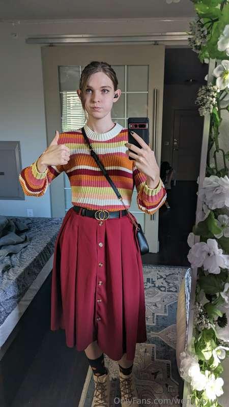 It's fall, it's so fall. My outfit, fall! Leafs are falling...