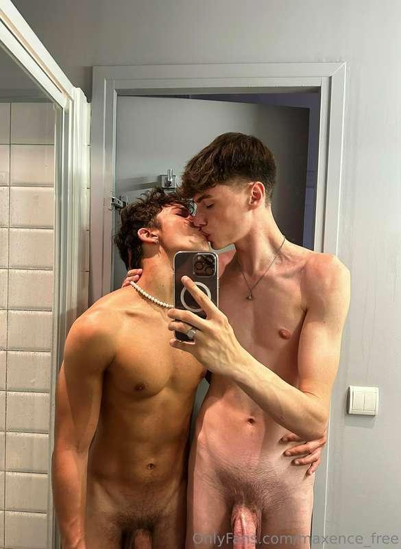 🚨 ***Hey guys!*** 🚨 

 New very hot video with my boyfriend ..