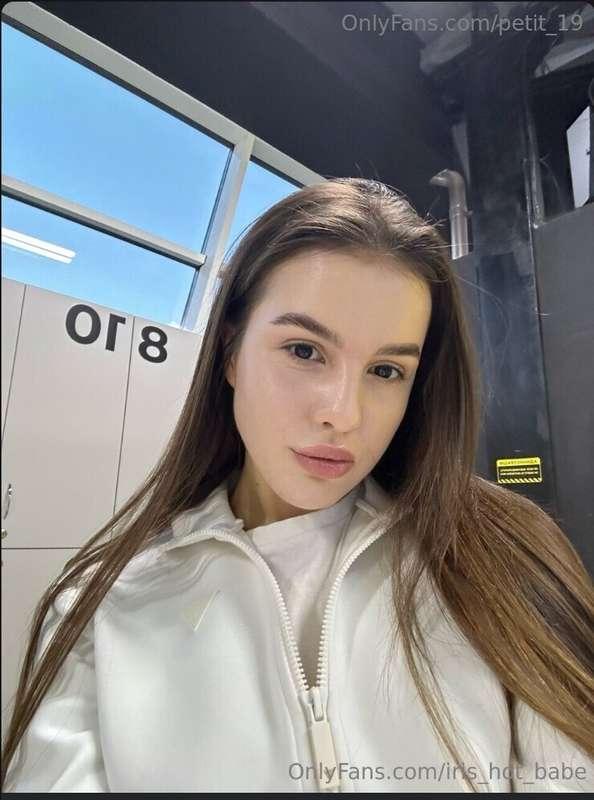 Sexy girl waiting for youDon't miss my FREE PAGE@irisx_hoty_..