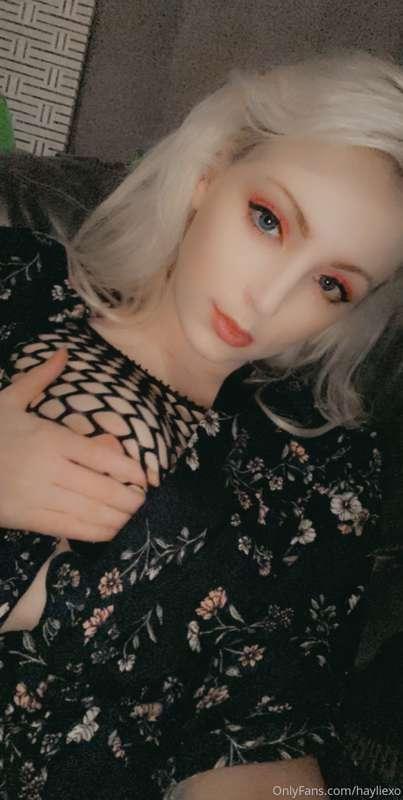 Should I go live for a few? Would anyone tip towards a cumsh..