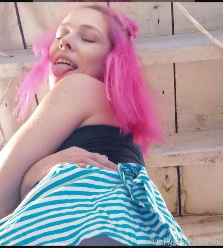 This girls OF is free to sub! 
She beautiful and naughty
Go ..