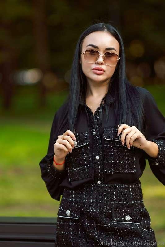 Take a look at this girl in the park in her lovely outfit. W..