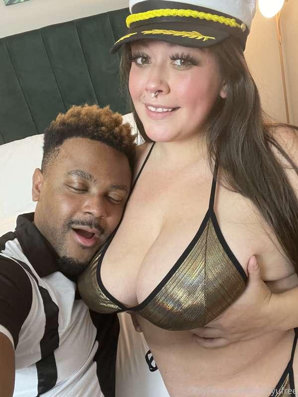 Boob lovin in the captains quarters w/ @cptpartytits 🥳💦😈