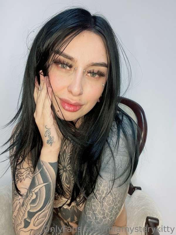 ## Come here and give a Sweet kiss babe, DM me 💋💋