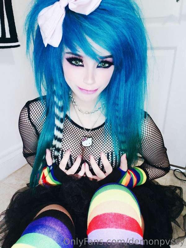   (✌’ω’)✌