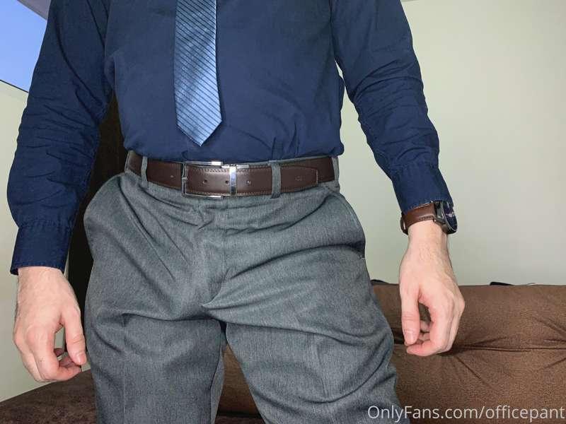 Este pantalón gris me pone la verga dura. ¿Y si contrato a a..