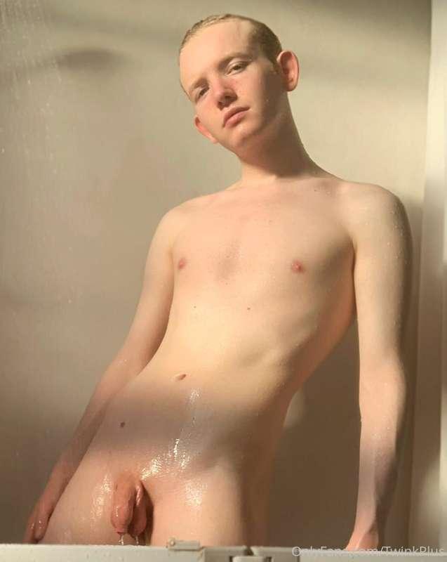 Check out @ConorReyxxx 👦🏻

He is a 19 y/o bottom Twink with ..