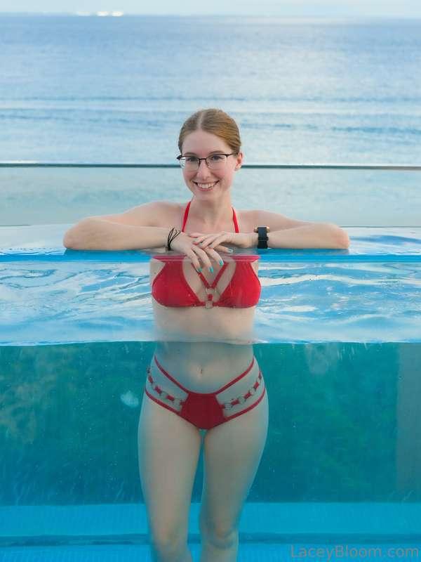 Nothing gets me more wet than being in a pool in Mexico 💦👙