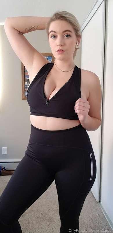 I'm available for booking live sessions! Masturbate with me ..