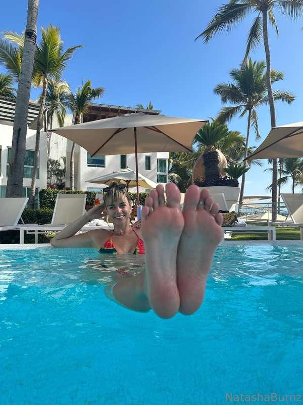 Pool feet 😉😋