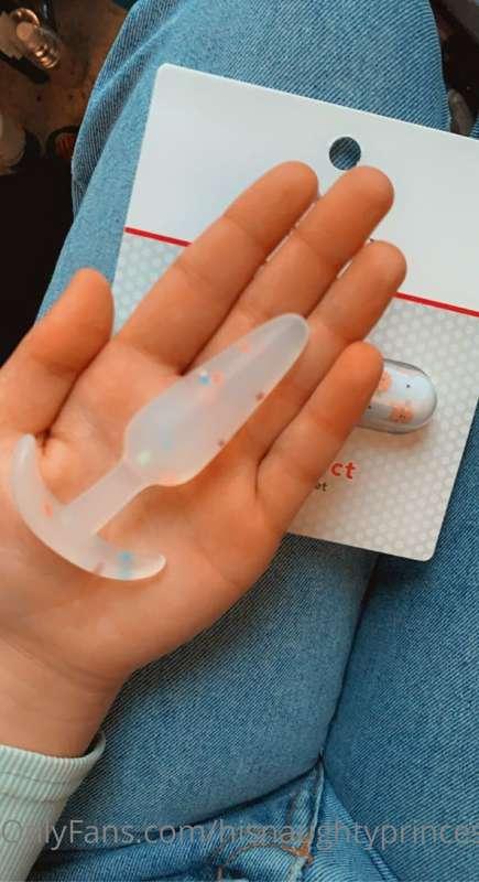 How bad do you want to see this go in my ass? :3