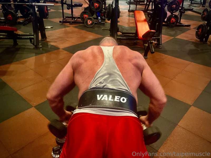Making my shoulder muscles bigger for you. Adding SIZE for y..