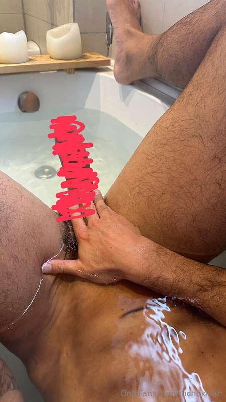 Another stack of 4 erotic pictures and a video in the bath, ..