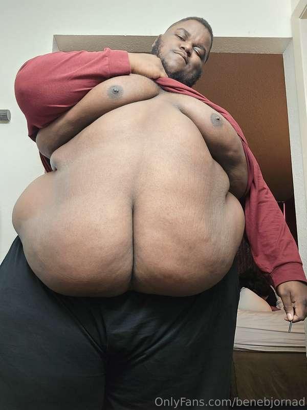 Some belly play for ya 😌 and psst my Birthday is in 7 days 🥳..