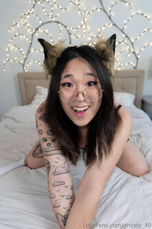 Grab my tail and my pussy will meow 😽 , who's being playful ..
