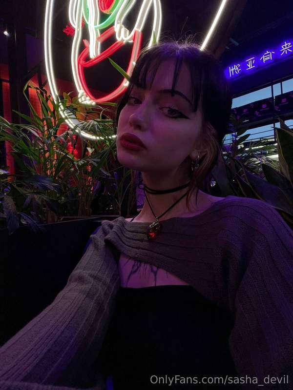 Do the goth girlfriend vibes suit me? 👀🖤