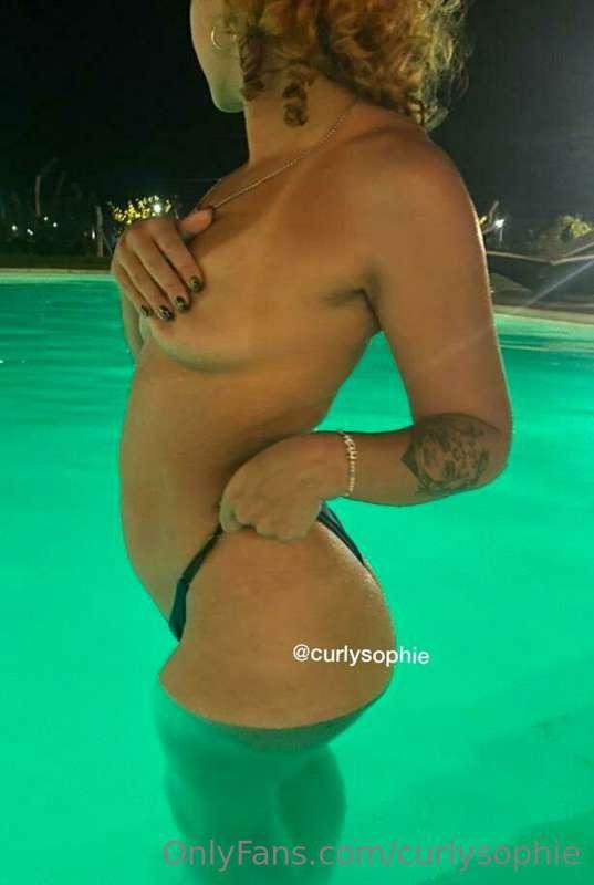 Enjoying my swimming pool 🌊🍒