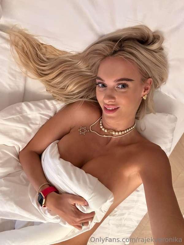 Join me in bed . I wait 👀😈