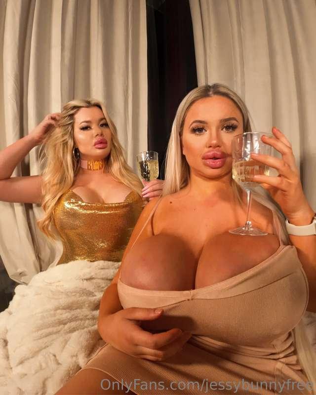 Happy new year! ✨🎉 @itsdollymix and I spend a great time tog..