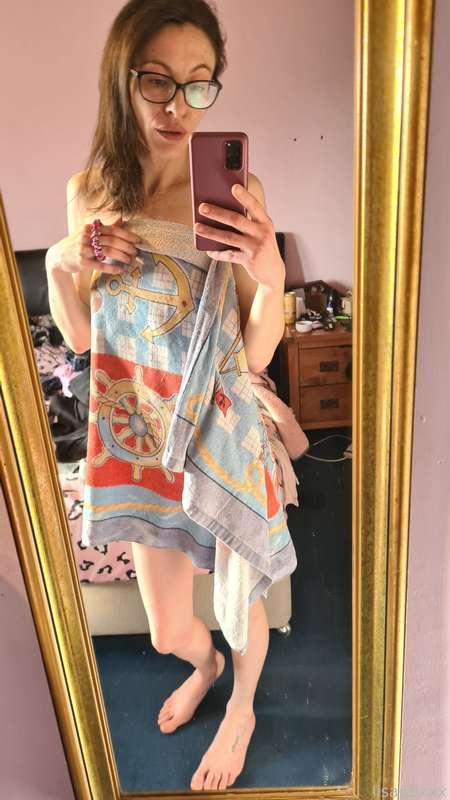 I'm feeling better 😇
How do I look?? Straight out the shower and getting dressed. 
I'll be making some content today for sure ❤️

