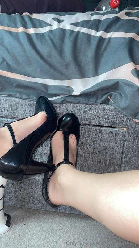 Who wants a video with me wearing my heels? 😍