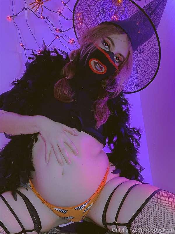 I hope you all enjoyed watching my old witch clip this week
..