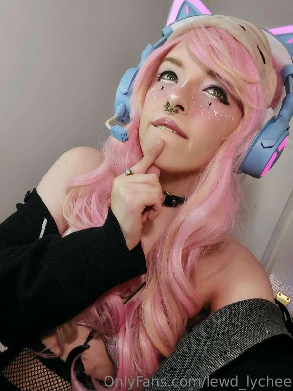 We hanging out in my discord server VC rn come hang out the ..