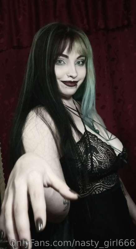🍷I'll show you a photo where I'm like a Morticia🥀🕯️