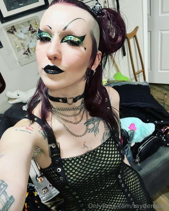 @minamydnite and I looked so hot last night for our goth nig..