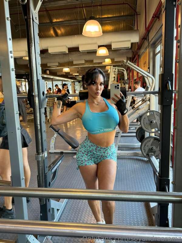 Gym time babe! Do you go to the gym? What's your routine? Te..