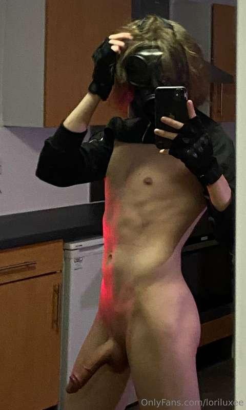 You like my gas mask? 😷  Loved making content with this avon..