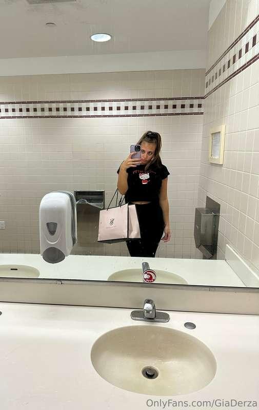 I was a bad girl in the airport 🙈