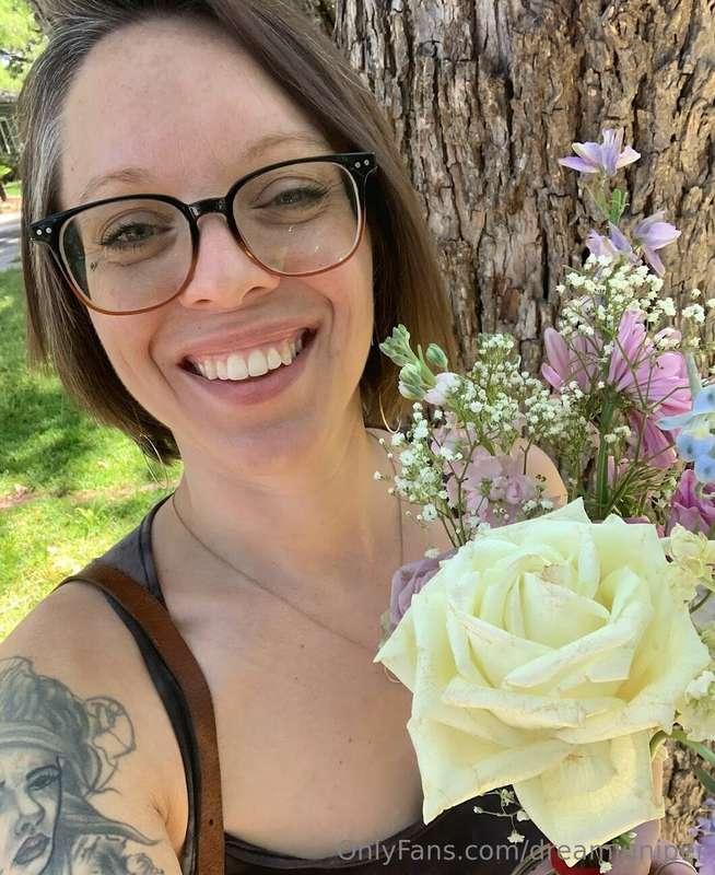 Roses are red
Violets are blue
My pussy is wet
Won't you cum..