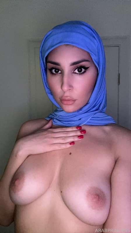 I think blue hijab is my fav🩵😍
Wanna play with that big boobs?☺️
#muslim #hijab #bigboobs #naturalboobs #eyes 
@DSBHB 