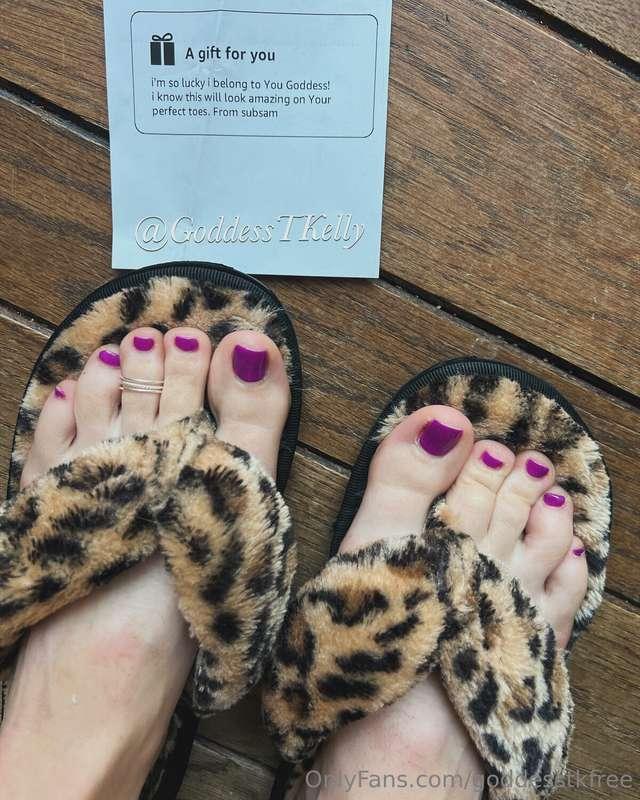 I love my cute new toe ring!