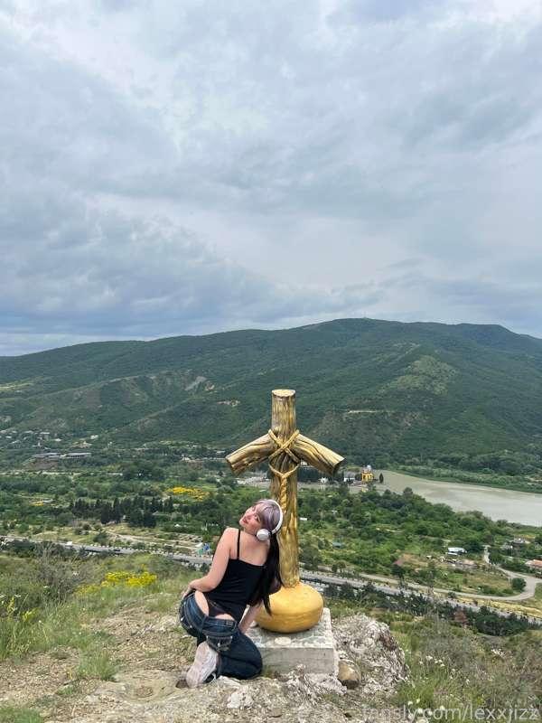 pics from my one day trip to mtskheta (an old city in saqartvelo) 
i saw ancient monuments, visited a church and did some horse riding (a guy offered me to try it for free yes i love pretty privileges hahaha) 
exploring new places makes me feel so calm and free i def need to do it more often🌿

#life #lifestyle #blog #gfe #girlfriend #story #girlnextdoor #outdoor #nature #travel 
