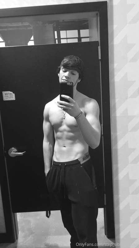 Feeling the black and white😘