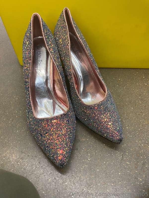 Oh my gosh these are so gorgeous! Another cute work find! Ma..