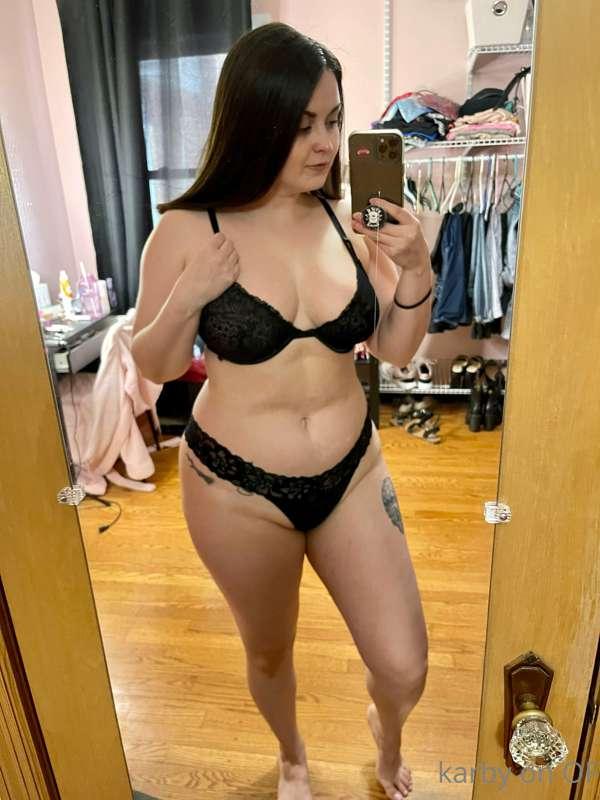 Mirror selfie ✔️
Favorite bra ✔️
Matching set ✔️

Happy Sund..